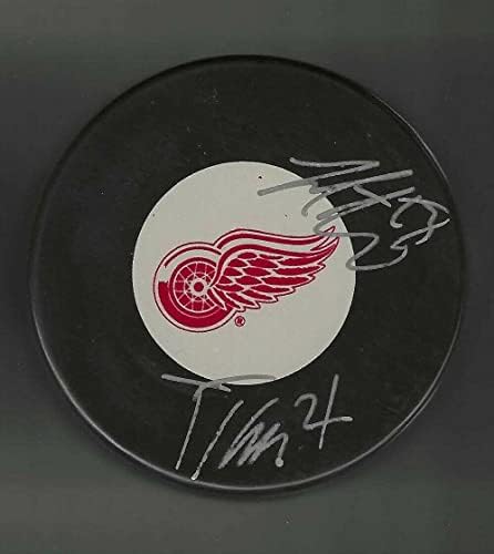 Томаш Татари и Йоаким Андерсон подписа на шайбата на Детройт Ред Уингс - за Миене на НХЛ с автограф