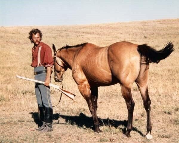 Кевин Костнър държи пушка, а неговият кон, Танцуваща С Вълци снимка с размер 8x10 инча